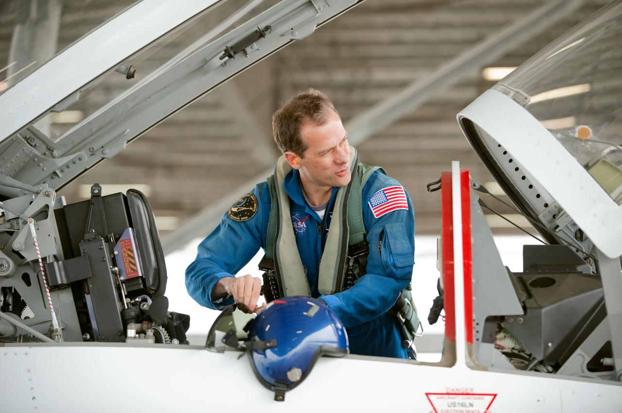 Date: 03-09-12 Location: Ellington Field Subject: Expedition 35 (Soyuz 33S) crew member Tom Marshburn preparing for his T-38 fligh with NASA pilot Thomas Parent. Photographer: James Blair