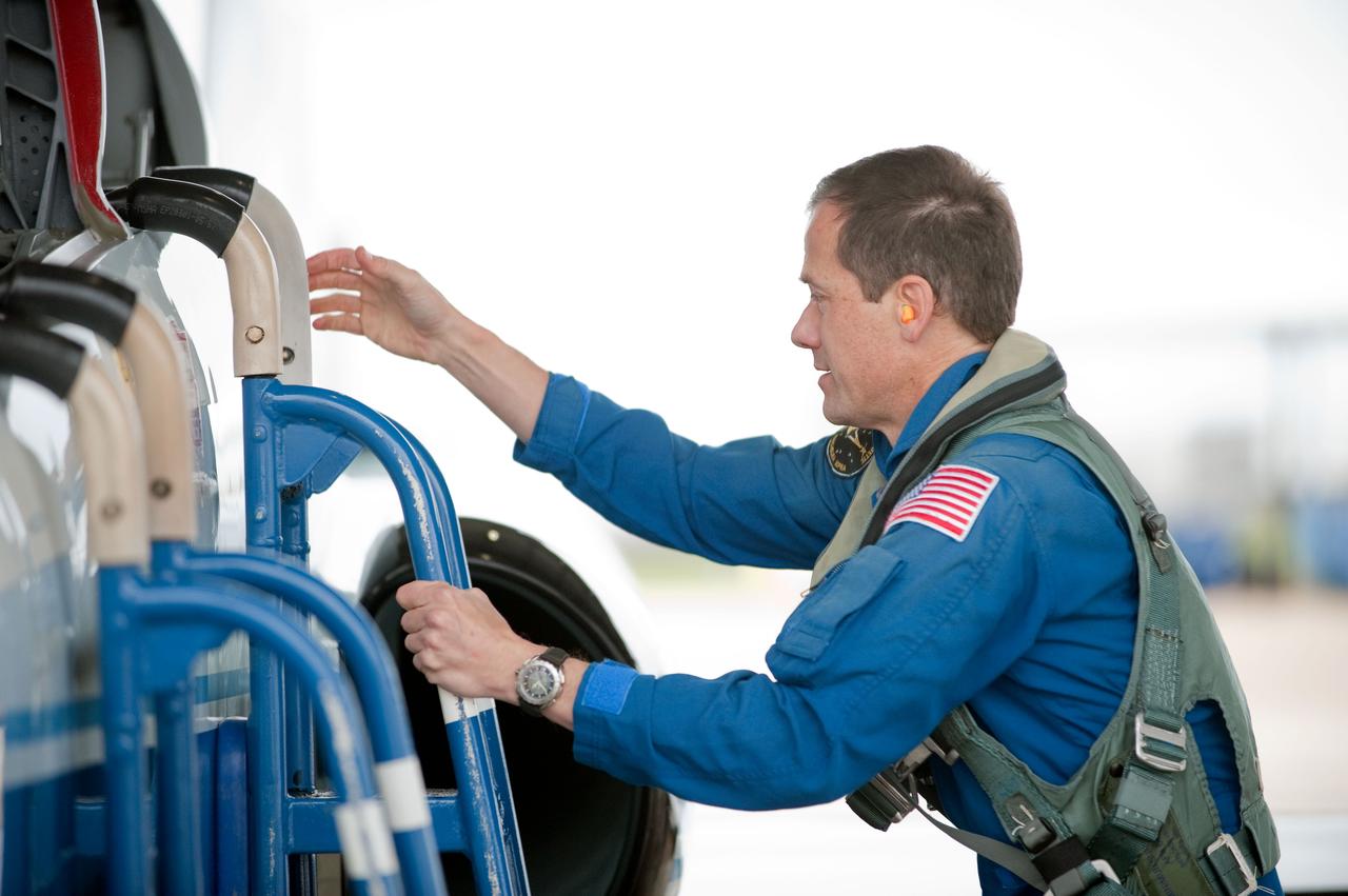 Date: 03-09-12 Location: Ellington Field Subject: Expedition 35 (Soyuz 33S) crew member Tom Marshburn preparing for his T-38 fligh with NASA pilot Thomas Parent. Photographer: James Blair