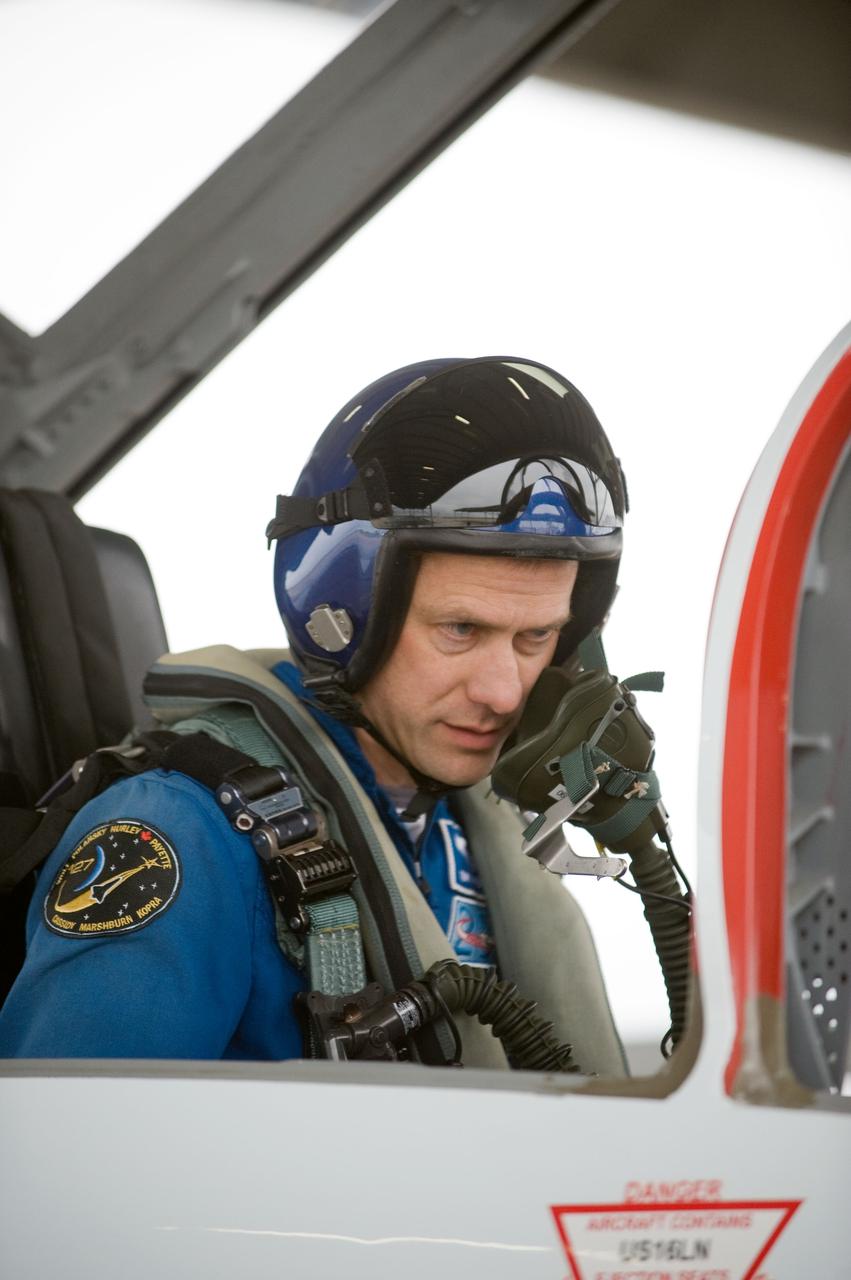Date: 03-09-12 Location: Ellington Field Subject: Expedition 35 (Soyuz 33S) crew member Tom Marshburn preparing for his T-38 fligh with NASA pilot Thomas Parent. Photographer: James Blair