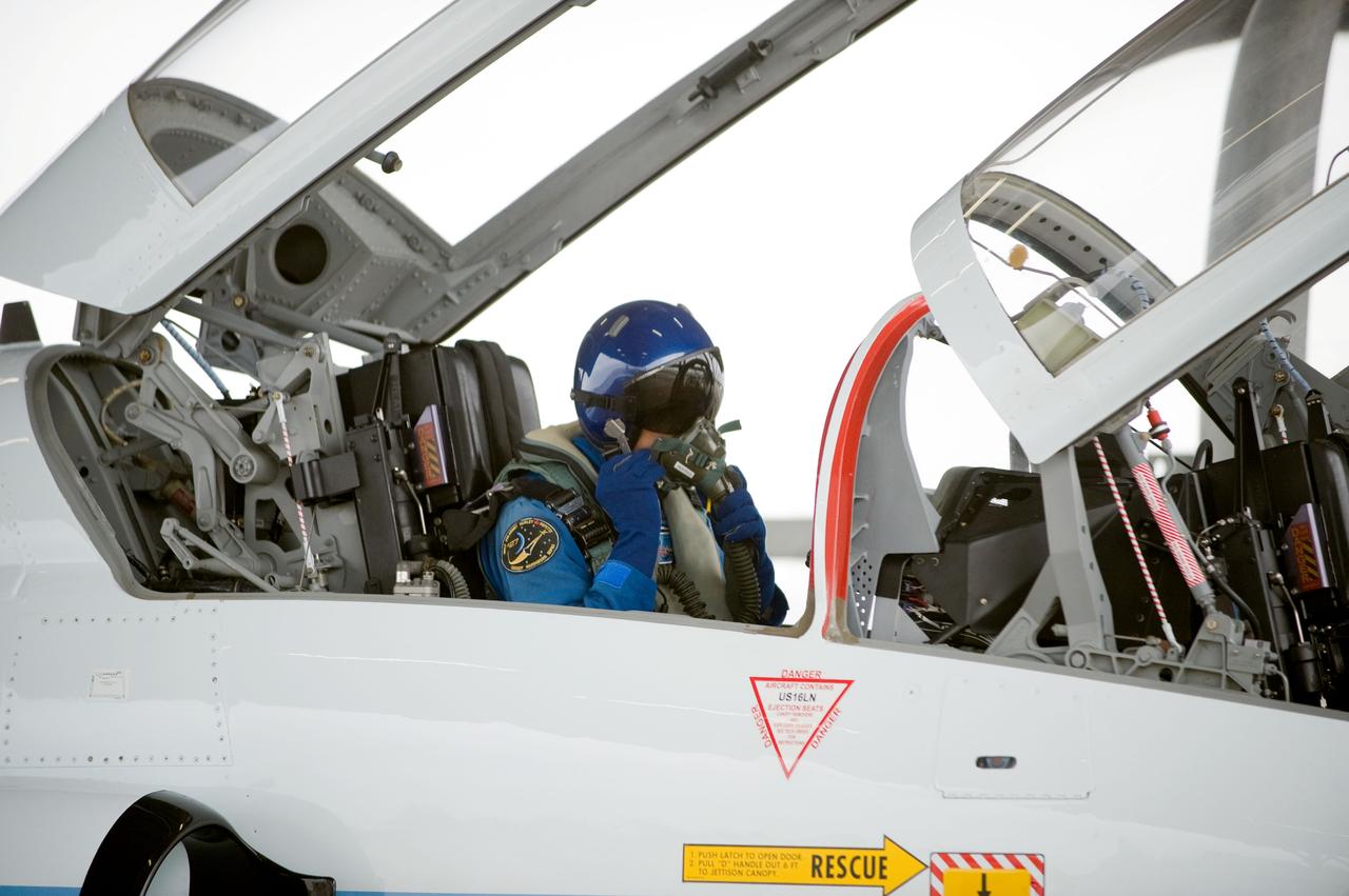 Date: 03-09-12 Location: Ellington Field Subject: Expedition 35 (Soyuz 33S) crew member Tom Marshburn preparing for his T-38 fligh with NASA pilot Thomas Parent. Photographer: James Blair