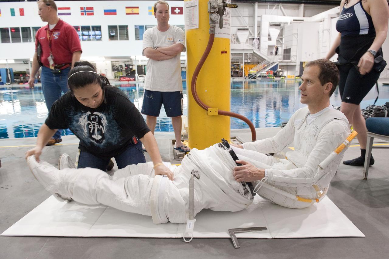 Date: 03-14-12 Location: NBL Subject: Expedition 35 (Soyuz 33S) crew members Tom Marshburn and Chris Hadfield during EVA training at the NBL. Photographer: James Blair
