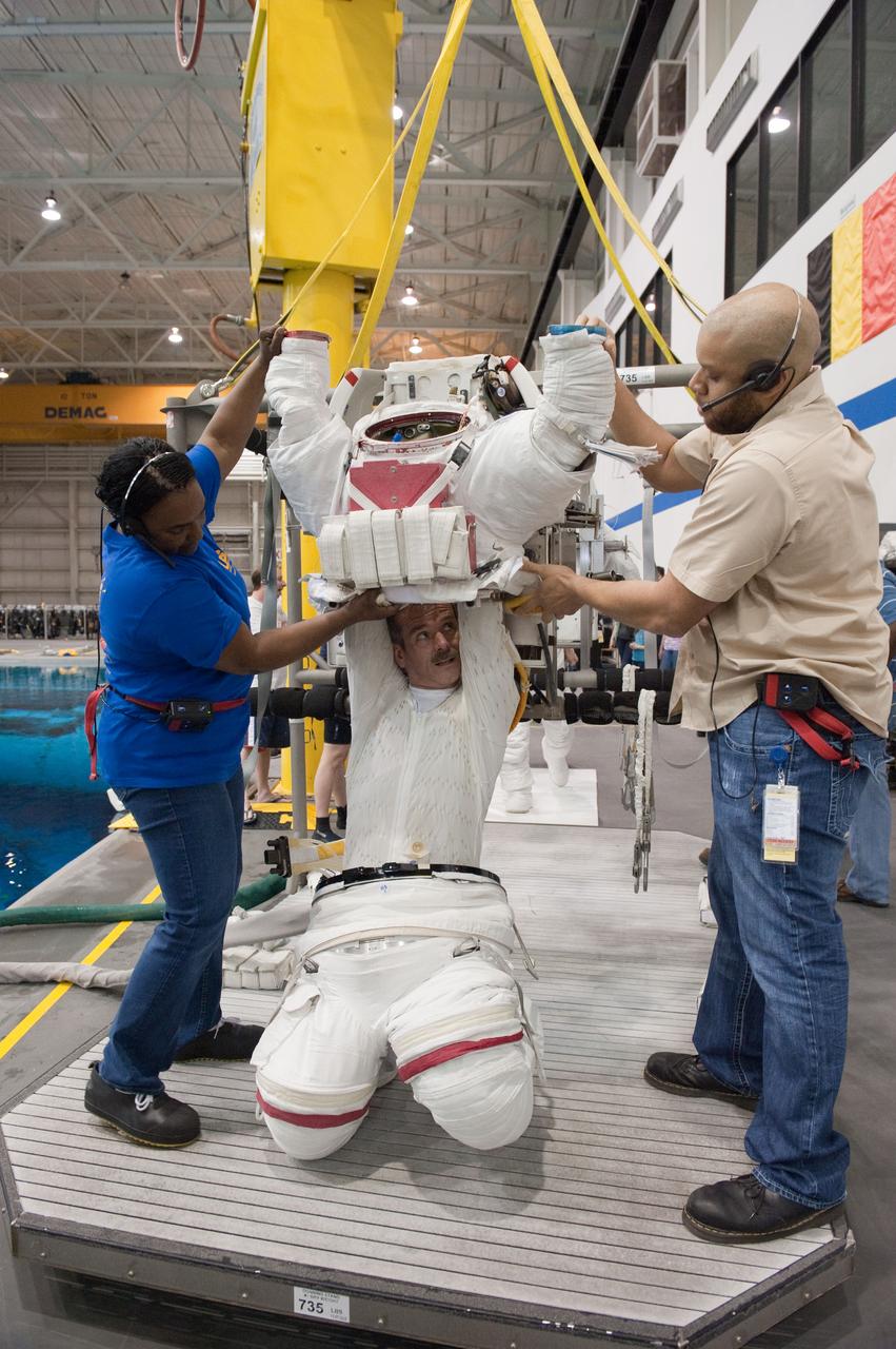 Date: 03-14-12 Location: NBL Subject: Expedition 35 (Soyuz 33S) crew members Tom Marshburn and Chris Hadfield during EVA training at the NBL. Photographer: James Blair