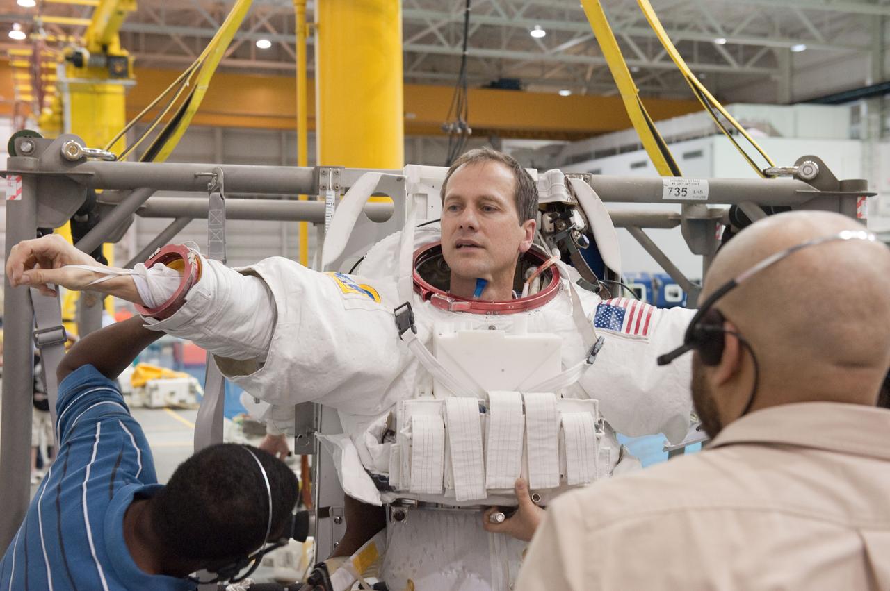 Date: 03-14-12 Location: NBL Subject: Expedition 35 (Soyuz 33S) crew members Tom Marshburn and Chris Hadfield during EVA training at the NBL. Photographer: James Blair