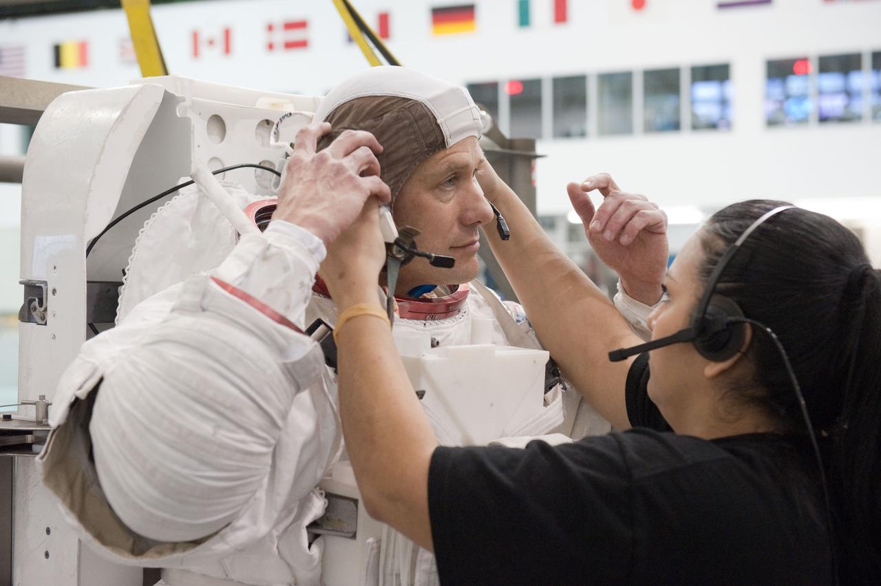 Date: 03-14-12 Location: NBL Subject: Expedition 35 (Soyuz 33S) crew members Tom Marshburn and Chris Hadfield during EVA training at the NBL. Photographer: James Blair