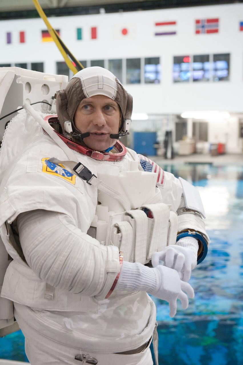 Date: 03-14-12 Location: NBL Subject: Expedition 35 (Soyuz 33S) crew members Tom Marshburn and Chris Hadfield during EVA training at the NBL. Photographer: James Blair