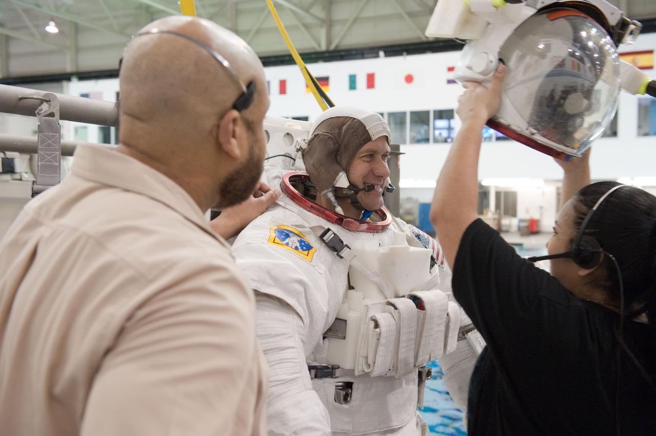 Date: 03-14-12 Location: NBL Subject: Expedition 35 (Soyuz 33S) crew members Tom Marshburn and Chris Hadfield during EVA training at the NBL. Photographer: James Blair