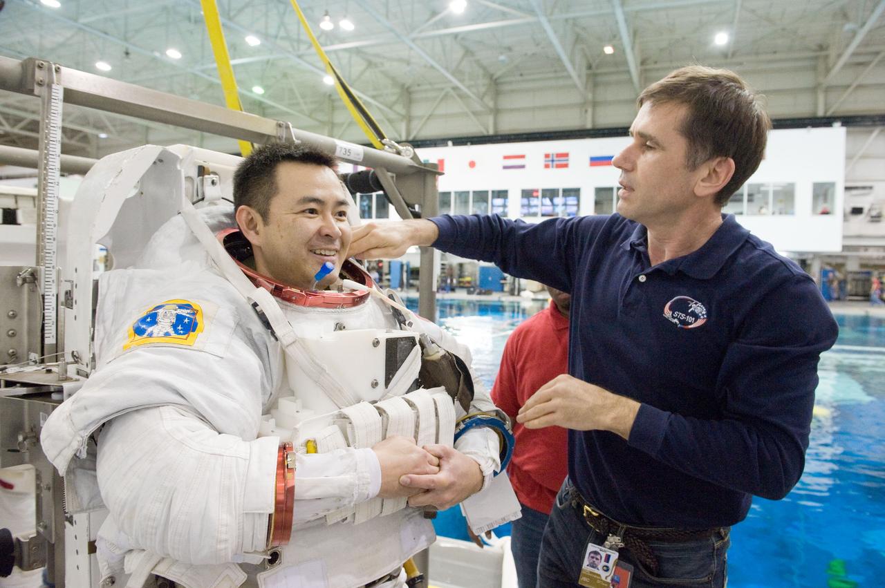 PHOTO DATE:  03/15/12 LOCATION:   NBL SUBJECT: Expedition 32 (Soyuz 31) crew members Aki Hoshide and Sunita Williams during EVA TL RUN at the NBL PHOTOGRAPHER:Geeseman
