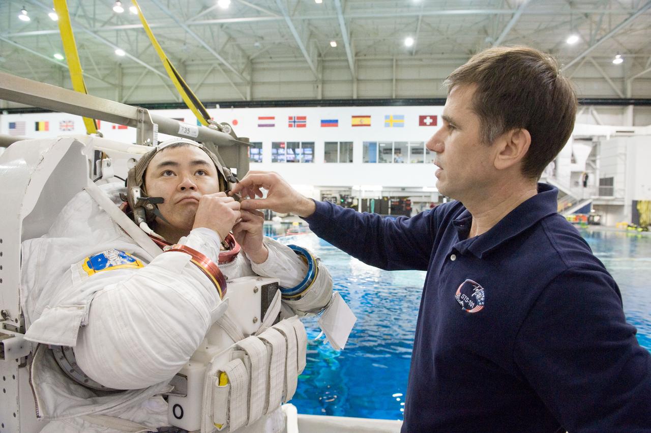 PHOTO DATE:  03/15/12 LOCATION:   NBL SUBJECT: Expedition 32 (Soyuz 31) crew members Aki Hoshide and Sunita Williams during EVA TL RUN at the NBL PHOTOGRAPHER:Geeseman