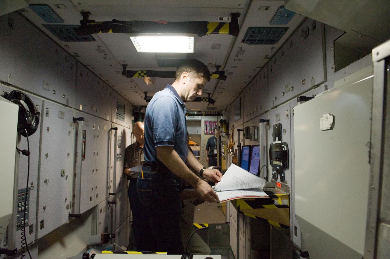 PHOTO DATE:  03/14/12 LOCATION:   B9 ISS MOCKUPS SUBJECT: Expedition 32 (Soyuz 31) crew members Aki Hoshide, Sunita Williams and Yuri Malenchenko during Emergency Scene ASIGND3 training.   PHOTOGRAPHER:GEESEMAN