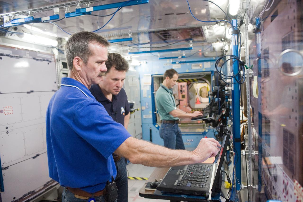 PHOTO DATE:  03-19-12 LOCATION:   Bldg. 9NW - ISS Mockups SUBJECT: Expedition 34/35 crew training PHOTOGRAPHER: BILL STAFFORD