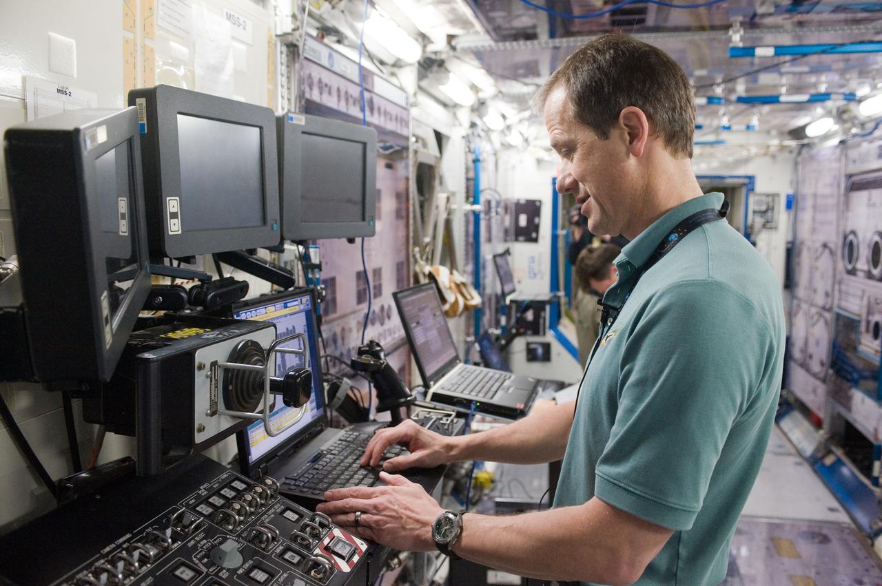 PHOTO DATE:  03-19-12 LOCATION:   Bldg. 9NW - ISS Mockups SUBJECT: Expedition 34/35 crew training PHOTOGRAPHER: BILL STAFFORD