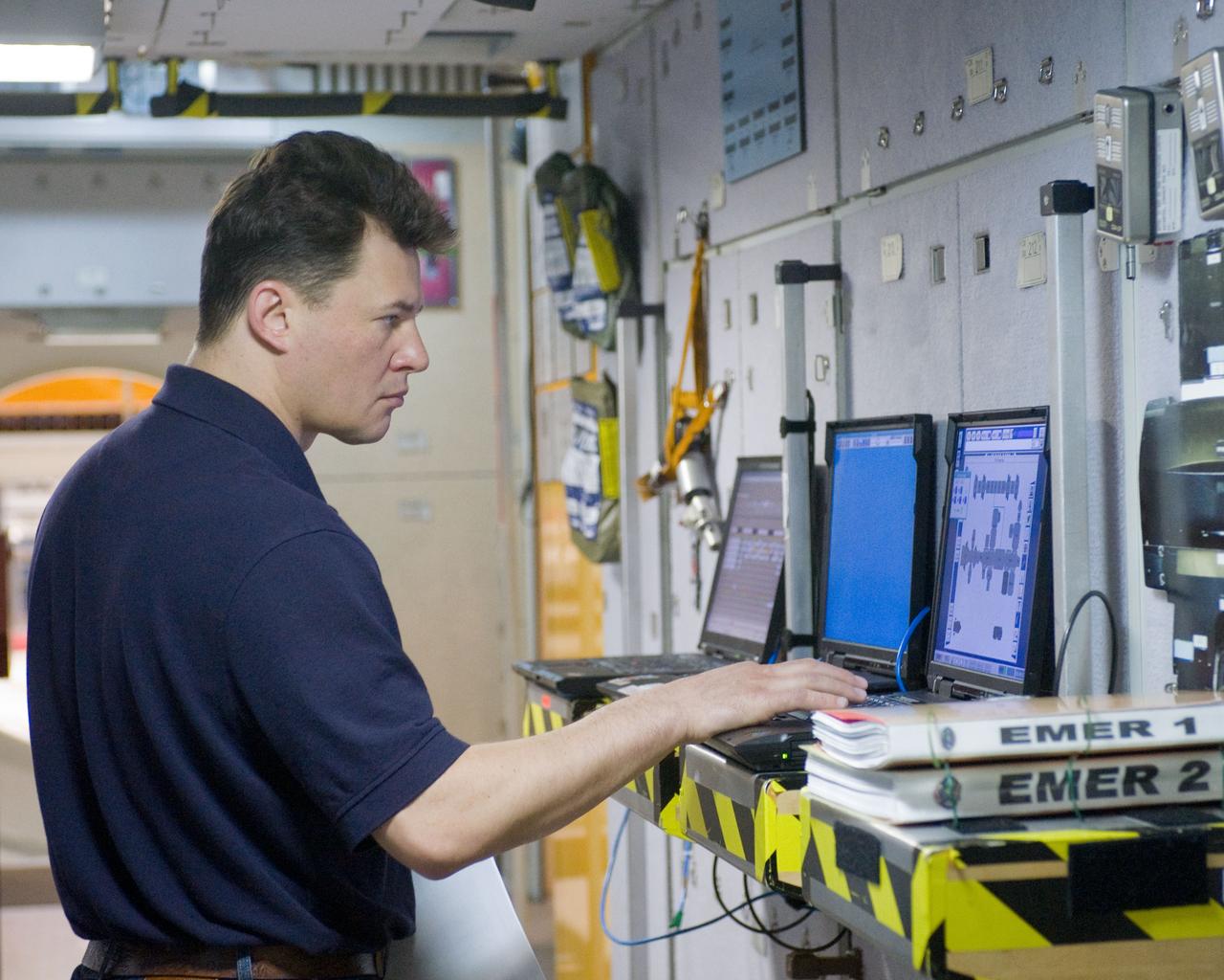 PHOTO DATE:  03-19-12 LOCATION:   Bldg. 9NW - ISS Mockups SUBJECT: Expedition 34/35 crew training PHOTOGRAPHER: BILL STAFFORD