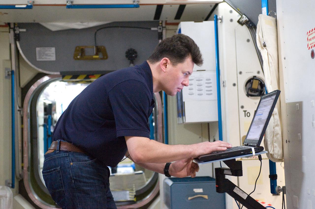 PHOTO DATE:  03-19-12 LOCATION:   Bldg. 9NW - ISS Mockups SUBJECT: Expedition 34/35 crew training PHOTOGRAPHER: BILL STAFFORD