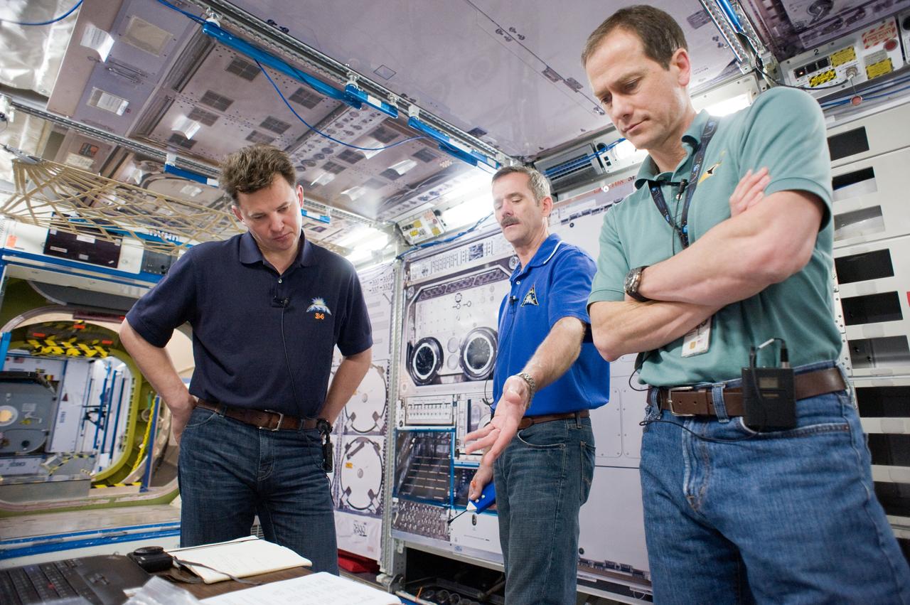 PHOTO DATE:  03-19-12 LOCATION:   Bldg. 9NW - ISS Mockups SUBJECT: Expedition 34/35 crew training PHOTOGRAPHER: BILL STAFFORD