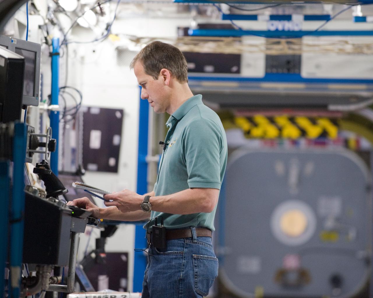 PHOTO DATE:  03-19-12 LOCATION:   Bldg. 9NW - ISS Mockups SUBJECT: Expedition 34/35 crew training PHOTOGRAPHER: BILL STAFFORD