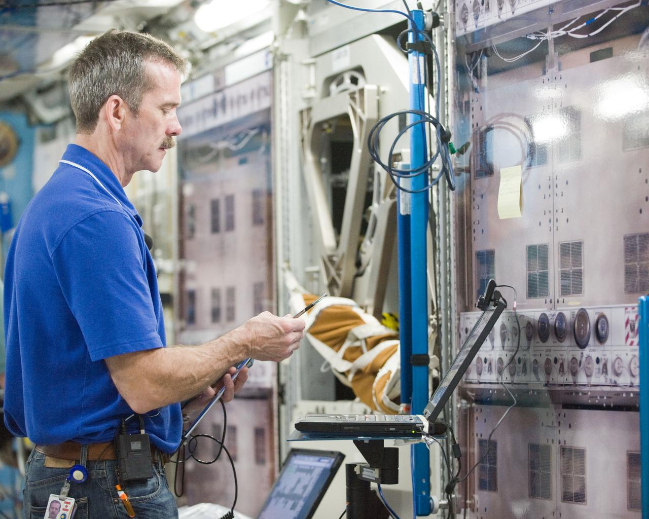 PHOTO DATE:  03-19-12 LOCATION:   Bldg. 9NW - ISS Mockups SUBJECT: Expedition 34/35 crew training PHOTOGRAPHER: BILL STAFFORD