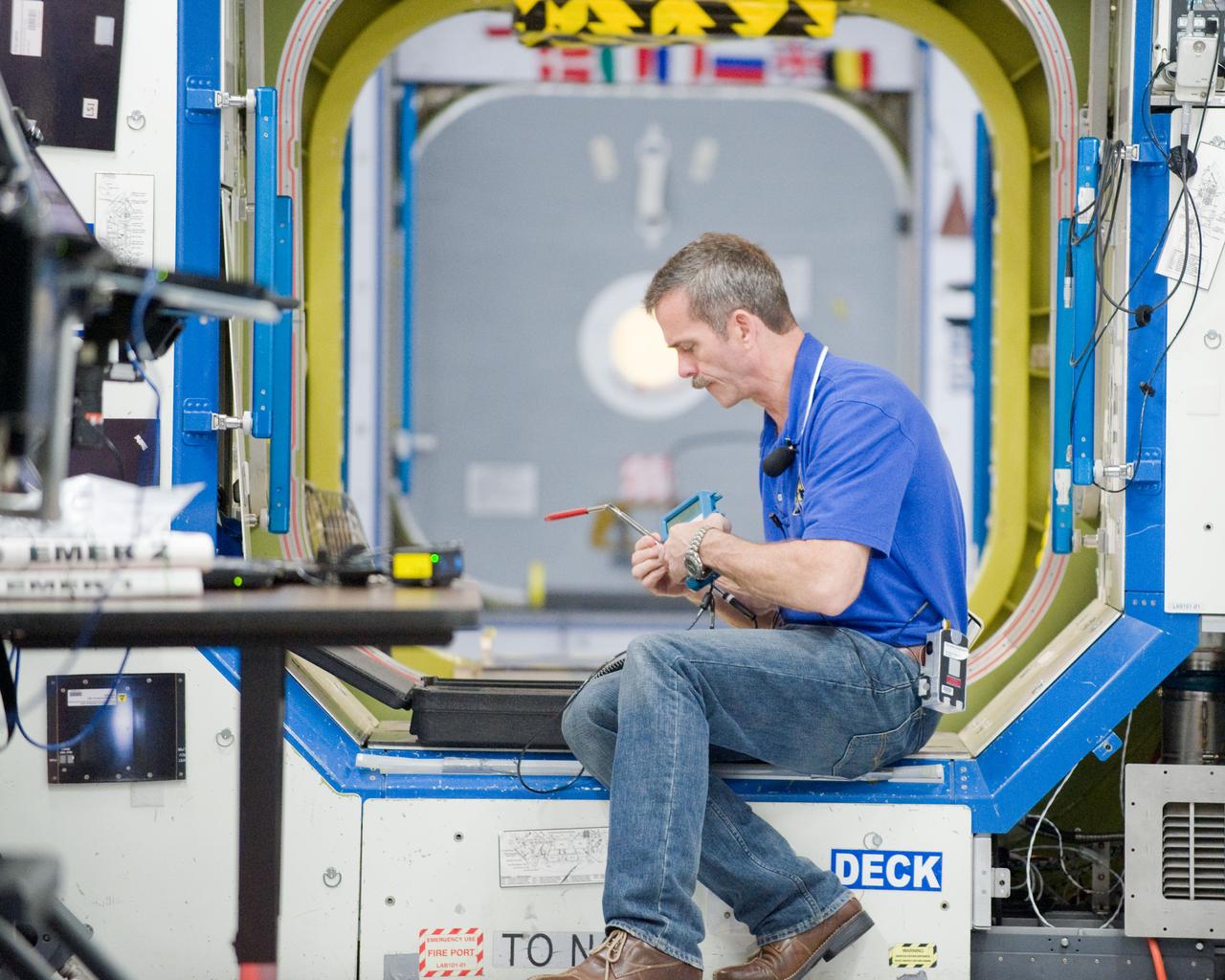 PHOTO DATE:  03-19-12 LOCATION:   Bldg. 9NW - ISS Mockups SUBJECT: Expedition 34/35 crew training PHOTOGRAPHER: BILL STAFFORD