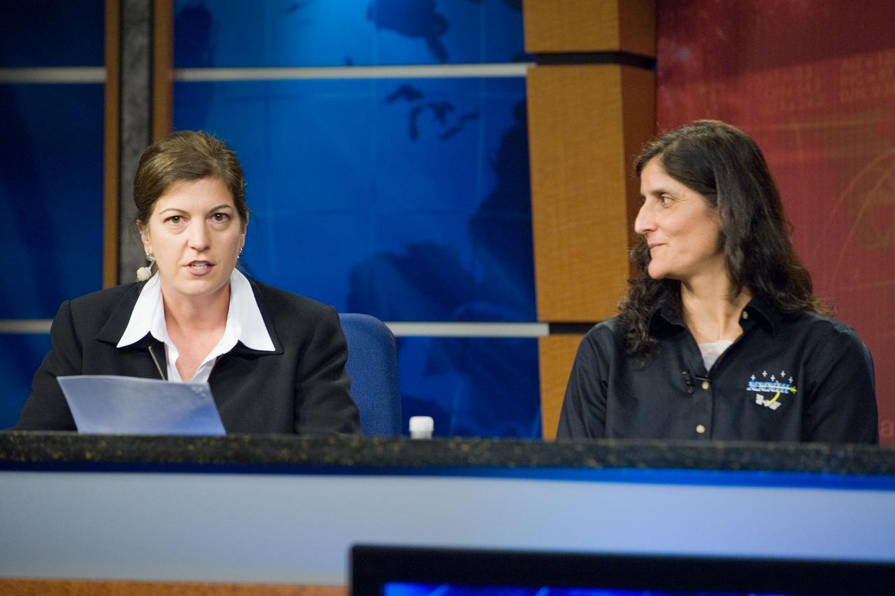 Date: 03-20-12 Location: Bldg 2, Briefing Room Subject: Expedition 32/33 Crew News Conference. Photograher: James Blair