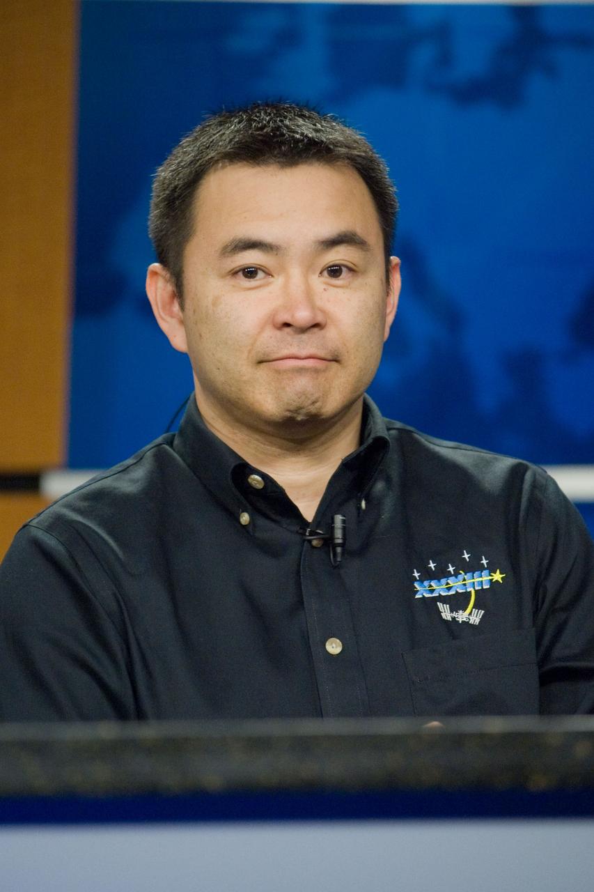 Date: 03-20-12 Location: Bldg 2, Briefing Room Subject: Expedition 32/33 Crew News Conference. Photograher: James Blair