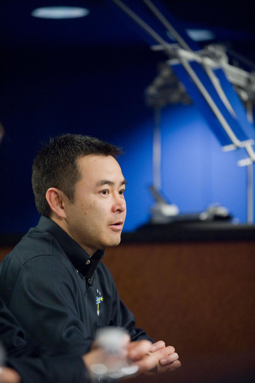 Date: 03-20-12 Location: Bldg 2, Briefing Room Subject: Expedition 32/33 Crew News Conference. Photograher: James Blair