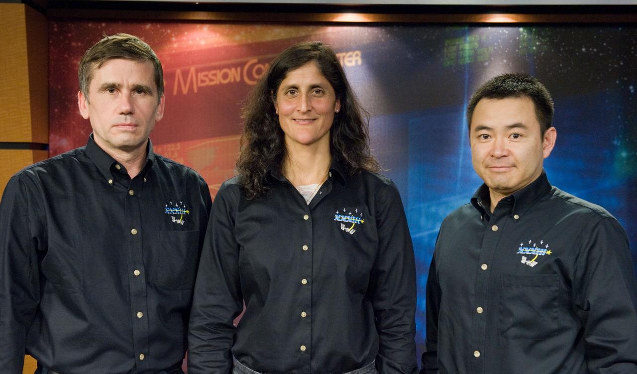 Date: 03-20-12 Location: Bldg 2, Briefing Room Subject: Expedition 32/33 Crew News Conference. Photograher: James Blair