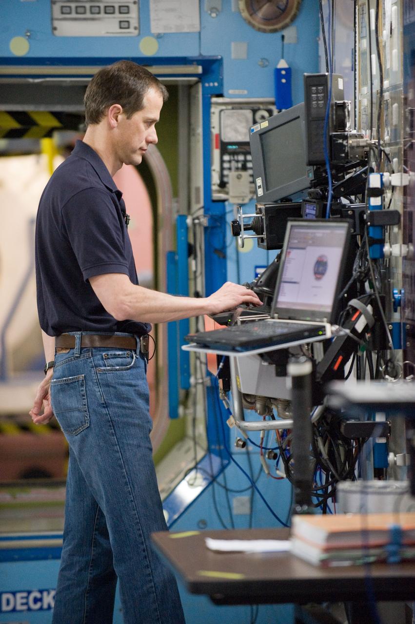 DATE: 3-22-12 LOCATION: Bldg. 9NW - ISS Mockups SUBJECT: Expedition 34 crew Chris Hadfield, Roman Romanenko and Tom Marshburn during emergency scenarios training in the ISS mockups with instructor Kathryn Bolt PHOTOGRAPHER: Lauren Harnett