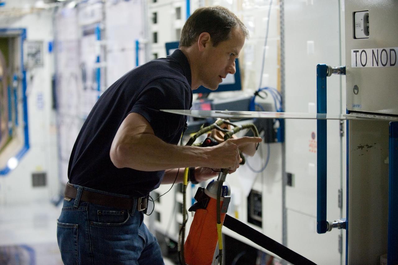 DATE: 3-22-12 LOCATION: Bldg. 9NW - ISS Mockups SUBJECT: Expedition 34 crew Chris Hadfield, Roman Romanenko and Tom Marshburn during emergency scenarios training in the ISS mockups with instructor Kathryn Bolt PHOTOGRAPHER: Lauren Harnett