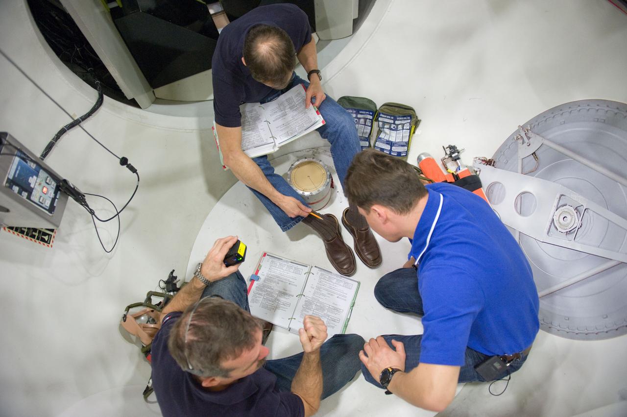 DATE: 3-22-12 LOCATION: Bldg. 9NW - ISS Mockups SUBJECT: Expedition 34 crew Chris Hadfield, Roman Romanenko and Tom Marshburn during emergency scenarios training in the ISS mockups with instructor Kathryn Bolt PHOTOGRAPHER: Lauren Harnett