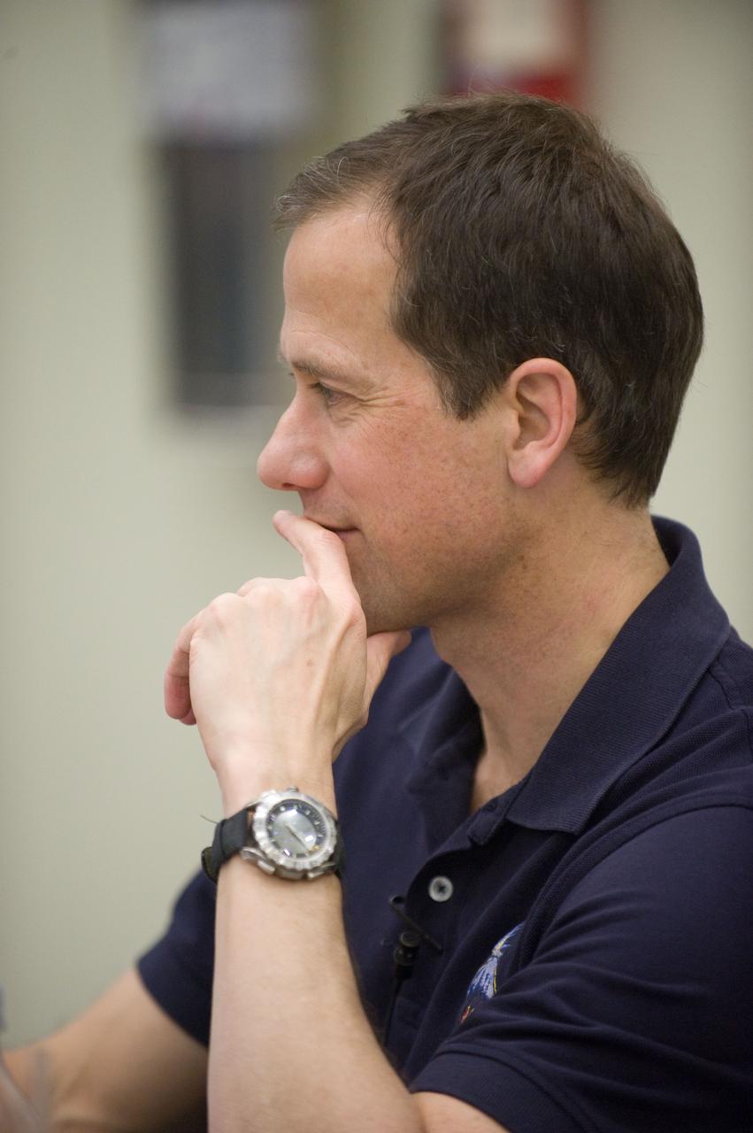 DATE: 3-22-12 LOCATION: Bldg. 9NW - ISS Mockups SUBJECT: Expedition 34 crew Chris Hadfield, Roman Romanenko and Tom Marshburn during emergency scenarios training in the ISS mockups with instructor Kathryn Bolt PHOTOGRAPHER: Lauren Harnett