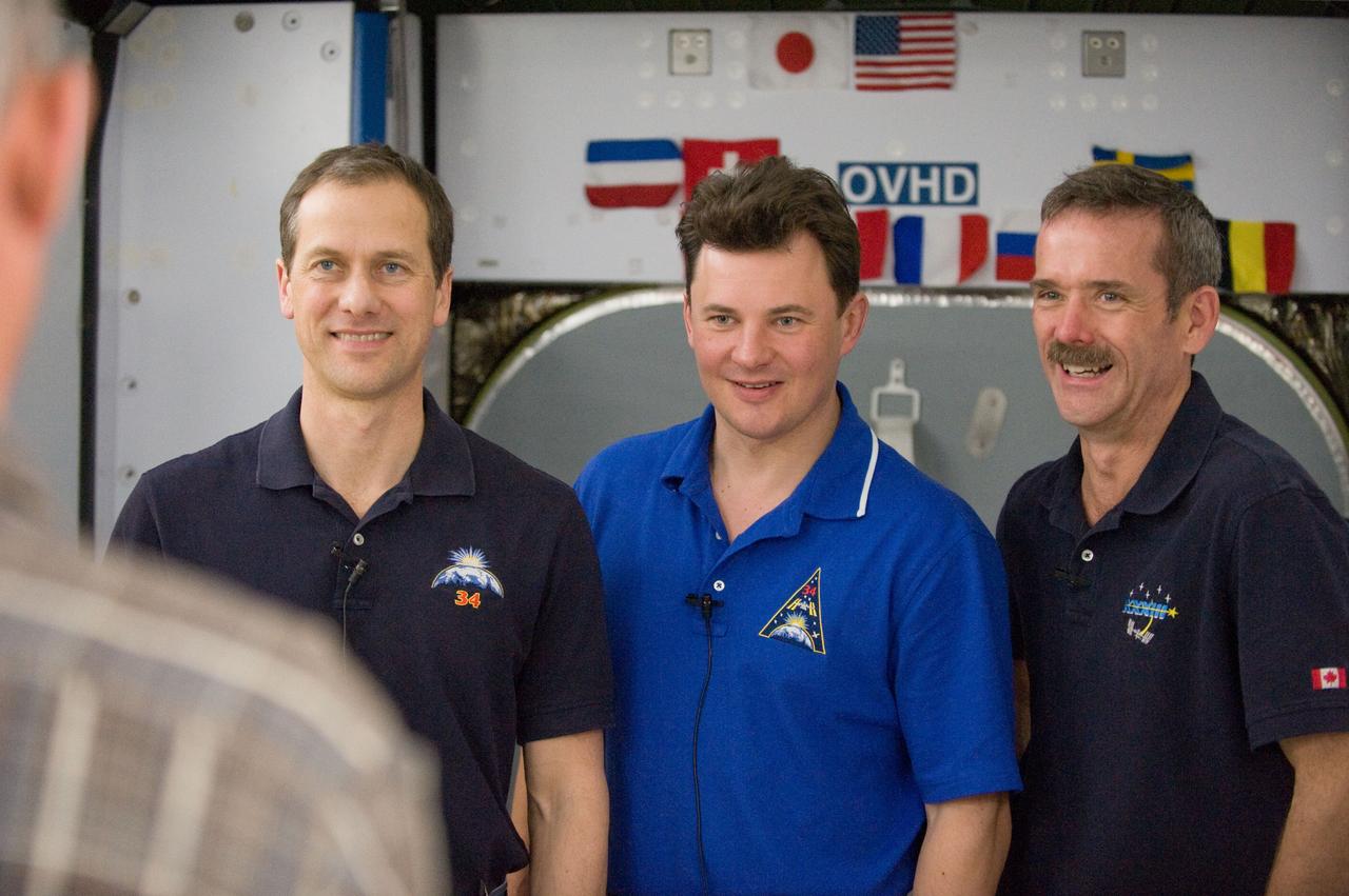 DATE: 3-22-12 LOCATION: Bldg. 9NW - ISS Mockups SUBJECT: Expedition 34 crew Chris Hadfield, Roman Romanenko and Tom Marshburn during emergency scenarios training in the ISS mockups with instructor Kathryn Bolt PHOTOGRAPHER: Lauren Harnett