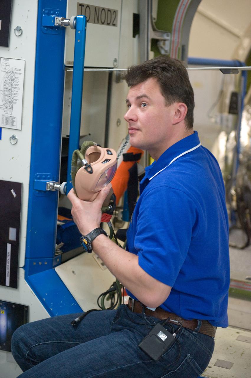 DATE: 3-22-12 LOCATION: Bldg. 9NW - ISS Mockups SUBJECT: Expedition 34 crew Chris Hadfield, Roman Romanenko and Tom Marshburn during emergency scenarios training in the ISS mockups with instructor Kathryn Bolt PHOTOGRAPHER: Lauren Harnett