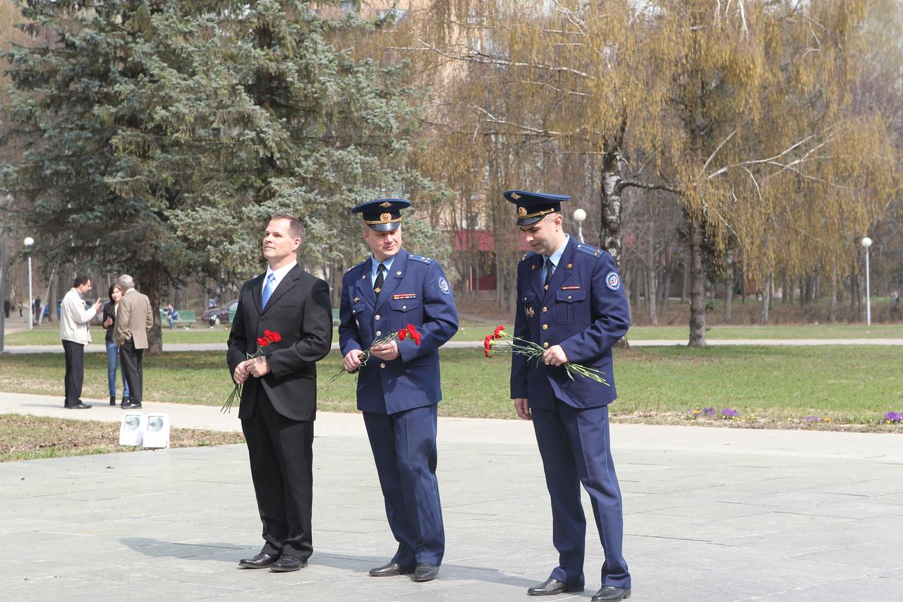 JSC2012-E-044892 (25 April 2012) --- At the Gagarin Cosmonaut Training Center in Star City, Russia, outside Moscow, Expedition 31 backup crew members Kevin Ford of NASA (left) and Russian cosmonauts Oleg Novitskiy (center) and Evgeny Tarelkin (right) carry flowers to the site's Yuri Gagarin statue April 25, 2012 following their press conference. Expedition 31 prime crew members Joe Acaba of NASA and cosmonauts Gennady Padalka and Sergei Revin (not pictured) ? are scheduled to launch on May 15 from the Baikonur Cosmodrome in Kazakhstan to the International Space Station. Photo credit: NASA