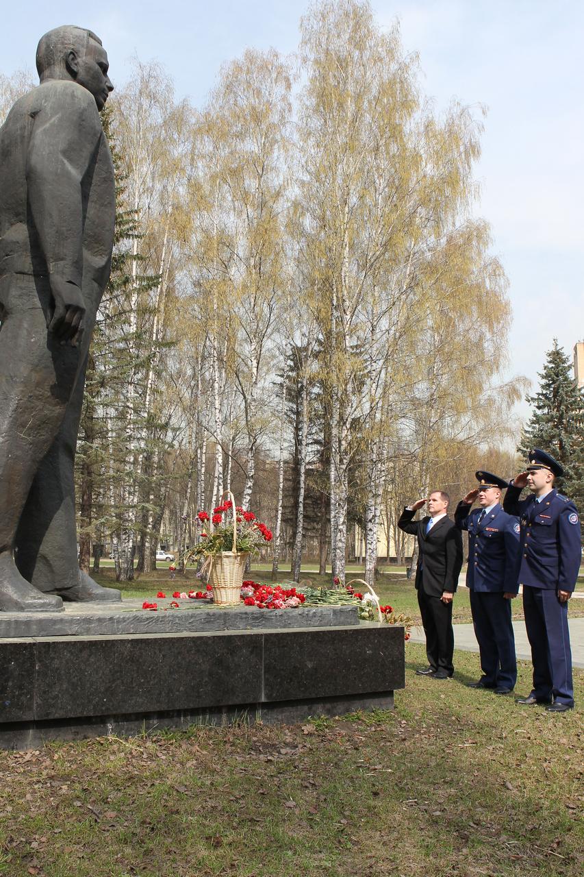 JSC2012-E-044893 (25 April 2012) --- At the Gagarin Cosmonaut Training Center in Star City, Russia, outside Moscow, Expedition 31 backup crew members Kevin Ford of NASA (left) and Russian cosmonauts Oleg Novitskiy (center) and Evgeny Tarelkin (right) salute the site's Yuri Gagarin statue April 25, 2012 following their press conference. Expedition 31 prime crew members Joe Acaba of NASA and cosmonauts Gennady Padalka and Sergei Revin (not pictured) ? are scheduled to launch on May 15 from the Baikonur Cosmodrome in Kazakhstan to the International Space Station. Photo credit: NASA