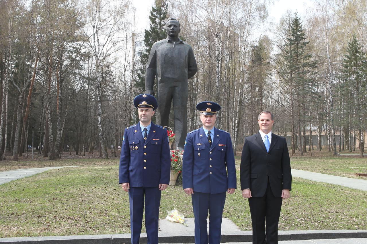 JSC2012-E-044894 (25 April 2012) --- At the Gagarin Cosmonaut Training Center in Star City, Russia, outside Moscow, Expedition 31 backup crew members -- Russian cosmonauts Evgeny Tarelkin (left), Oleg Novitskiy (center) and NASA astronaut Kevin Ford (right) -- pose before the site's Yuri Gagarin statue April 25, 2012 following their press conference. Expedition 31 prime crew members Joe Acaba of NASA and cosmonauts Gennady Padalka and Sergei Revin (not pictured) ? are scheduled to launch on May 15 from the Baikonur Cosmodrome in Kazakhstan to the International Space Station. Photo credit: NASA