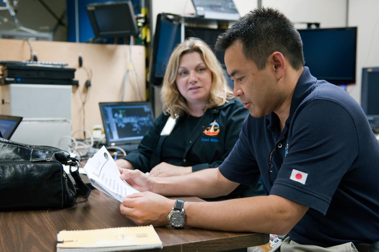 DATE: 5-3-12 LOCATION: Bldg. 9 - VR Lab SUBJECT: Expedition 32/33 JAXA astronaut Aki Hoshide during MSS PF SSRMS EVR3 training in VR Lab. PHOTOGRAPHER: Lauren Harnett
