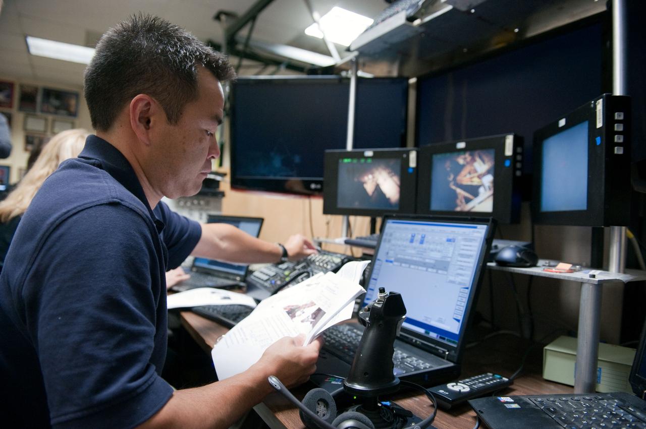 DATE: 5-3-12 LOCATION: Bldg. 9 - VR Lab SUBJECT: Expedition 32/33 JAXA astronaut Aki Hoshide during MSS PF SSRMS EVR3 training in VR Lab. PHOTOGRAPHER: Lauren Harnett