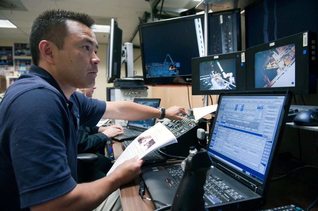 DATE: 5-3-12 LOCATION: Bldg. 9 - VR Lab SUBJECT: Expedition 32/33 JAXA astronaut Aki Hoshide during MSS PF SSRMS EVR3 training in VR Lab. PHOTOGRAPHER: Lauren Harnett