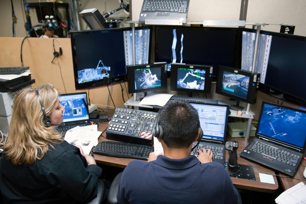 DATE: 5-3-12 LOCATION: Bldg. 9 - VR Lab SUBJECT: Expedition 32/33 JAXA astronaut Aki Hoshide during MSS PF SSRMS EVR3 training in VR Lab. PHOTOGRAPHER: Lauren Harnett
