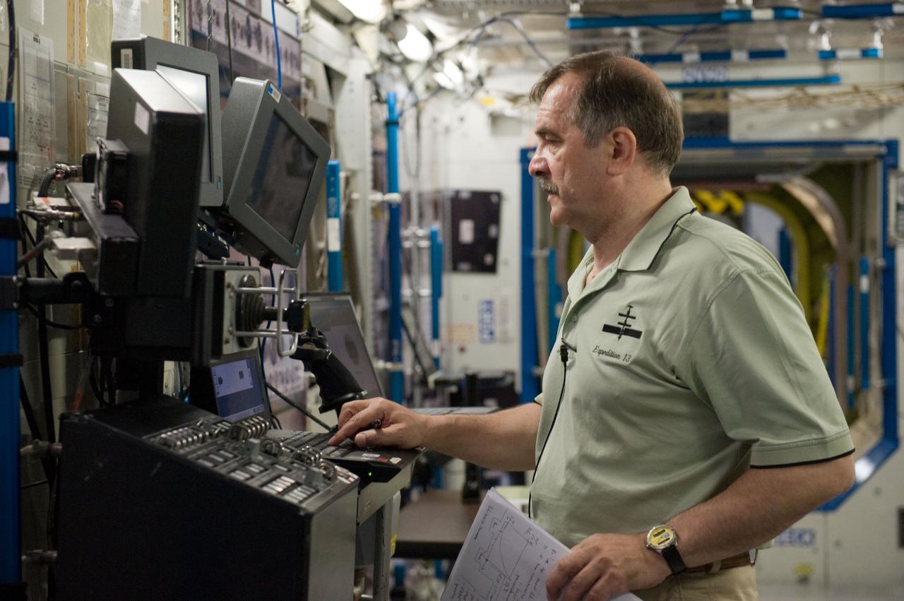 DATE: 5-8-12 LOCATION: Bldg. NW - ISS Mockups SUBJECT: Expedition 35/36 crew training (Pavel Vinogradov, Alexander Misurkin and Chris Cassidy) during emergency scenarios training in the ISS mockups with Station Training Lead, Lucia McCullough. PHOTOGRAPHER: Lauren Harnett 