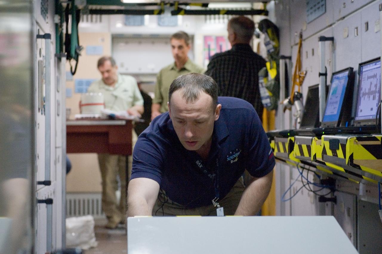 DATE: 5-8-12 LOCATION: Bldg. NW - ISS Mockups SUBJECT: Expedition 35/36 crew training (Pavel Vinogradov, Alexander Misurkin and Chris Cassidy) during emergency scenarios training in the ISS mockups with Station Training Lead, Lucia McCullough. PHOTOGRAPHER: Lauren Harnett 