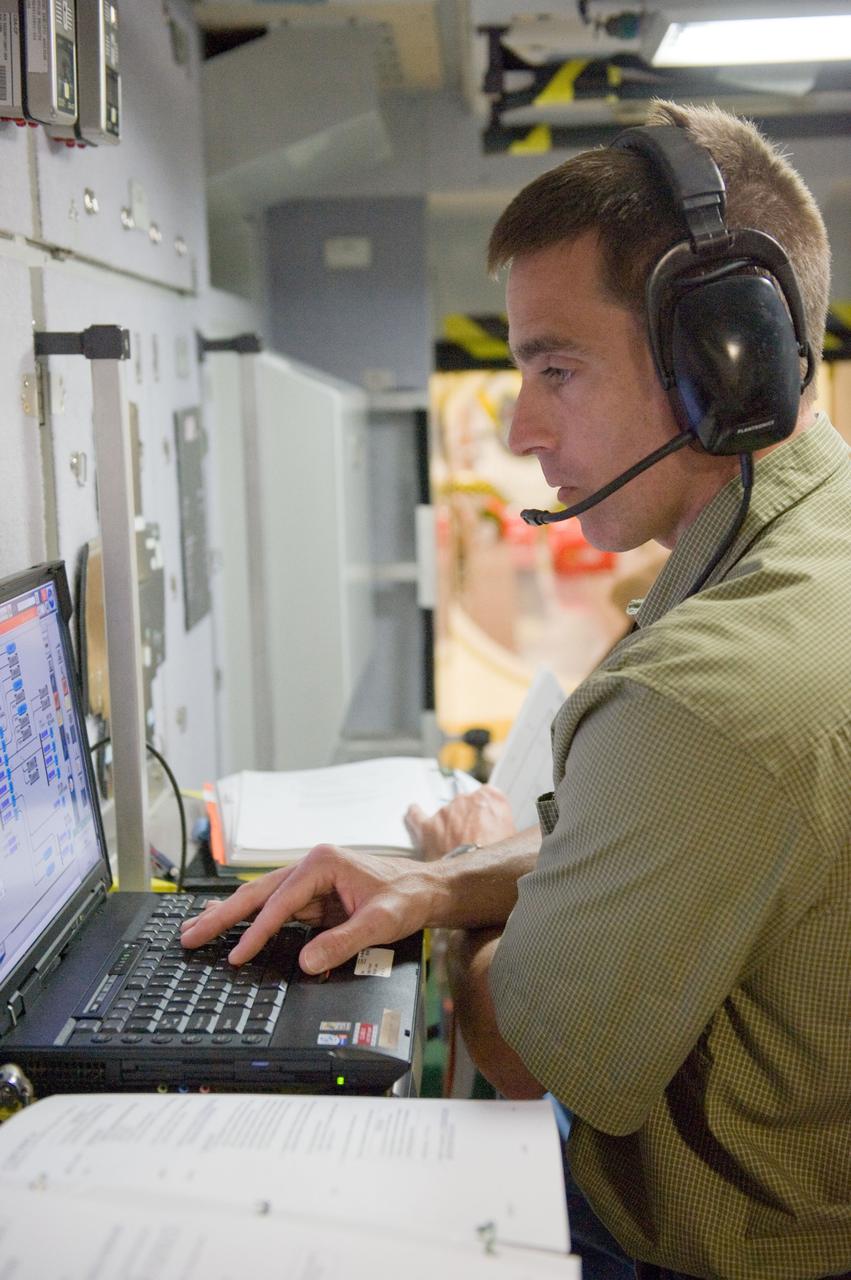 DATE: 5-8-12 LOCATION: Bldg. NW - ISS Mockups SUBJECT: Expedition 35/36 crew training (Pavel Vinogradov, Alexander Misurkin and Chris Cassidy) during emergency scenarios training in the ISS mockups with Station Training Lead, Lucia McCullough. PHOTOGRAPHER: Lauren Harnett 