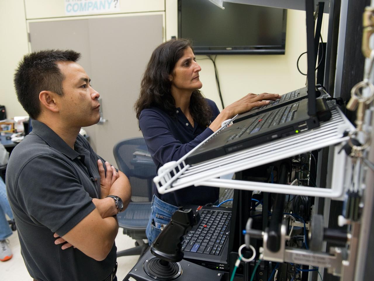 Date: 05-11-12 Location: Bldg 16 Subject: Expedition 32/33 JAXA astronaut Aki Hoshide during MSS PF SSRMS T&C3 training in the Robot Lab with instructor Melanie Miller Photographer: James Blair
