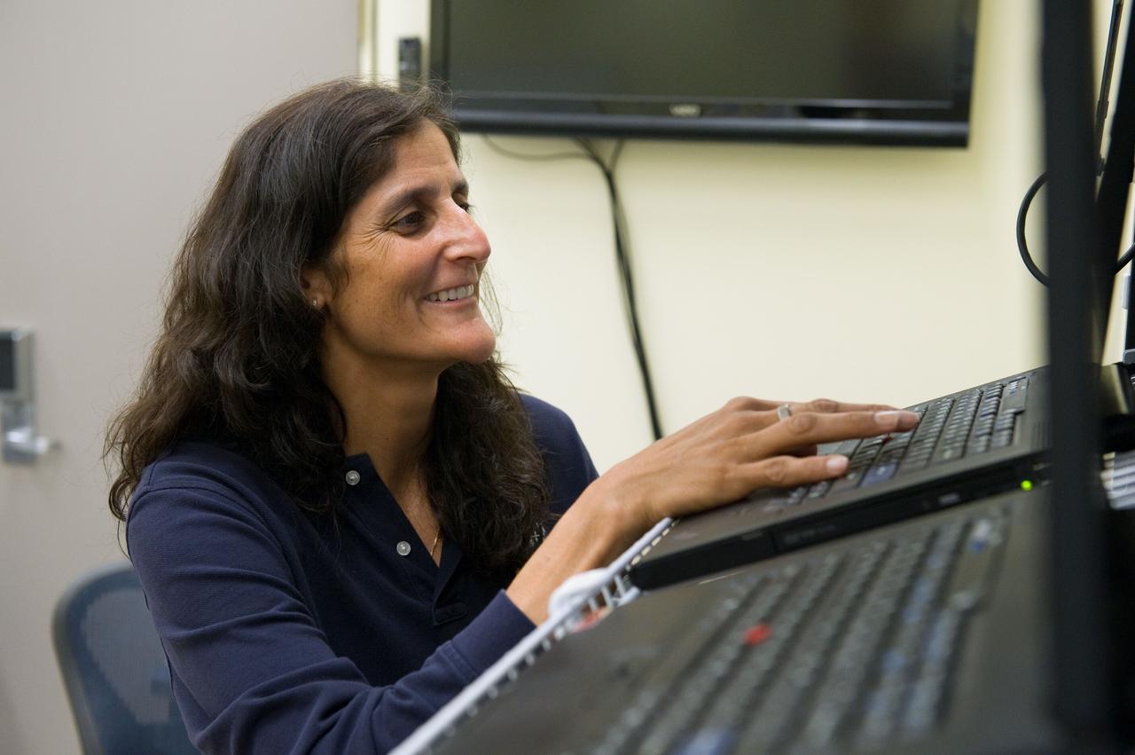 Date: 05-11-12 Location: Bldg 16 Subject: Expedition 32/33 JAXA astronaut Aki Hoshide during MSS PF SSRMS T&C3 training in the Robot Lab with instructor Melanie Miller Photographer: James Blair