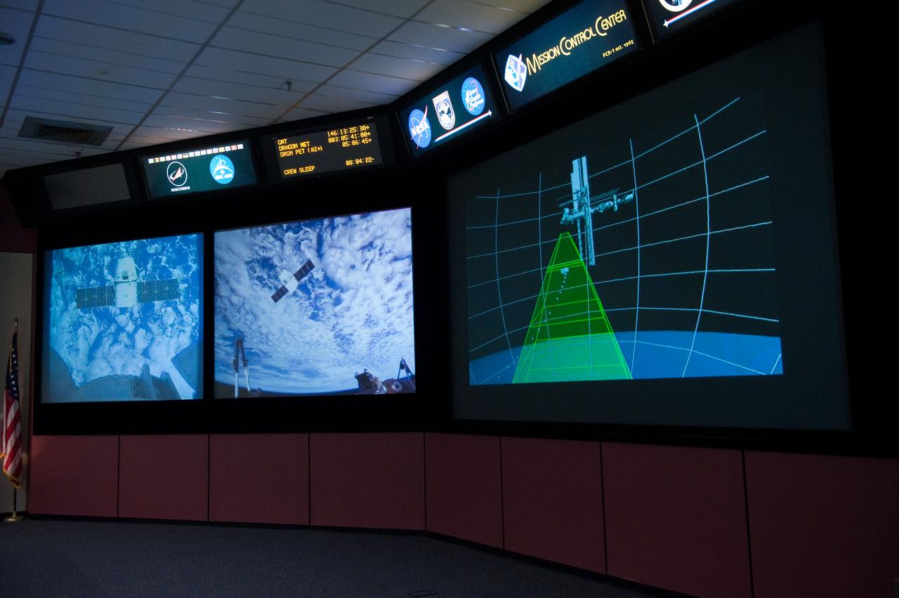 DATE: 5-25-12 LOCATION: Bldg. 30 - FCR-1 (30M/231) SUBJECT: SpaceX Dragon capsule rendezvous and capture PHOTOGRAPHER: Lauren Harnett