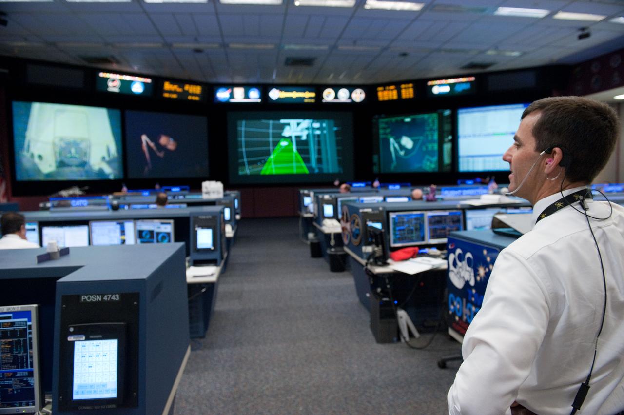 DATE: 5-25-12 LOCATION: Bldg. 30 - FCR-1 (30M/231) SUBJECT: SpaceX Dragon capsule rendezvous and capture PHOTOGRAPHER: Lauren Harnett