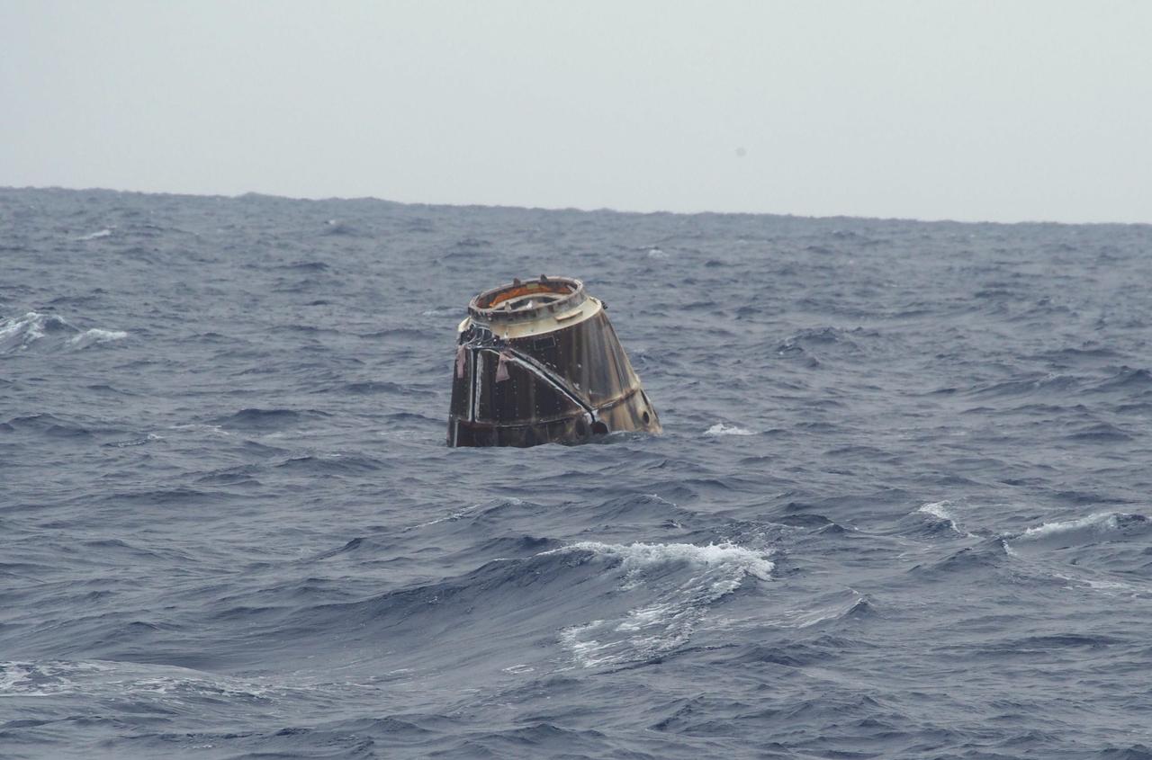 (31 May 2012) --- First picture from the Pacific showing the SpaceX Drgon following its splashdown.  Photo credit:  Michael Altenhofen/SpaceX