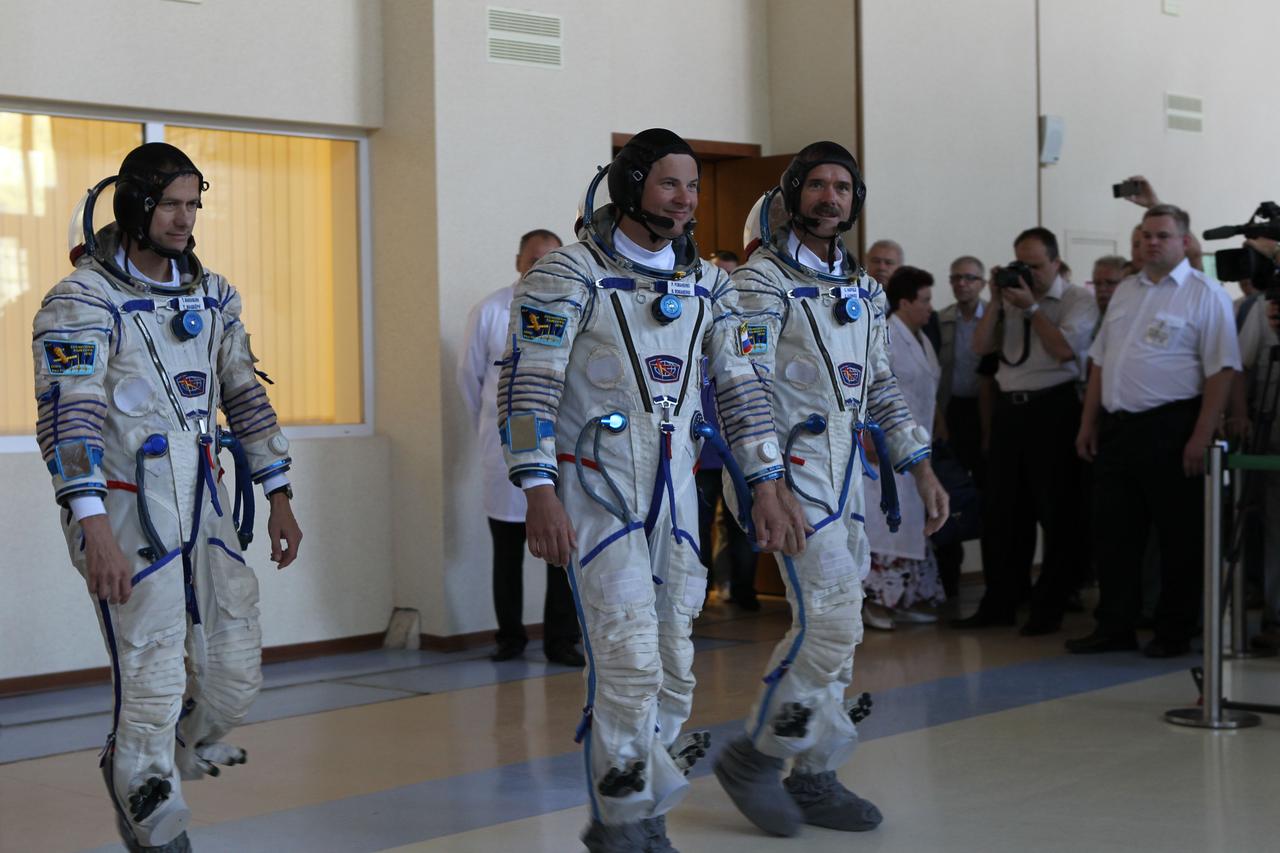 (19 June 2012) --- Expedition 32/33 backup crew members Tom Marshburn of NASA (left), Soyuz Commander Roman Romanenko (center) and Chris Hadfield of the Canadian Space Agency walked to a Soyuz simulator as they prepared for their final Soyuz qualification test June 19, 2012 at the Gagarin Cosmonaut Training Center in Star City, Russia. Expedition 32 Soyuz Commander Yuri Malenchenko and Flight Engineers Suni Williams and Aki Hoshide practiced similar scenarios nearby in advance of their final approval for launch to the International Space Station, scheduled for July 15, 2012.  Photo credit: NASA 