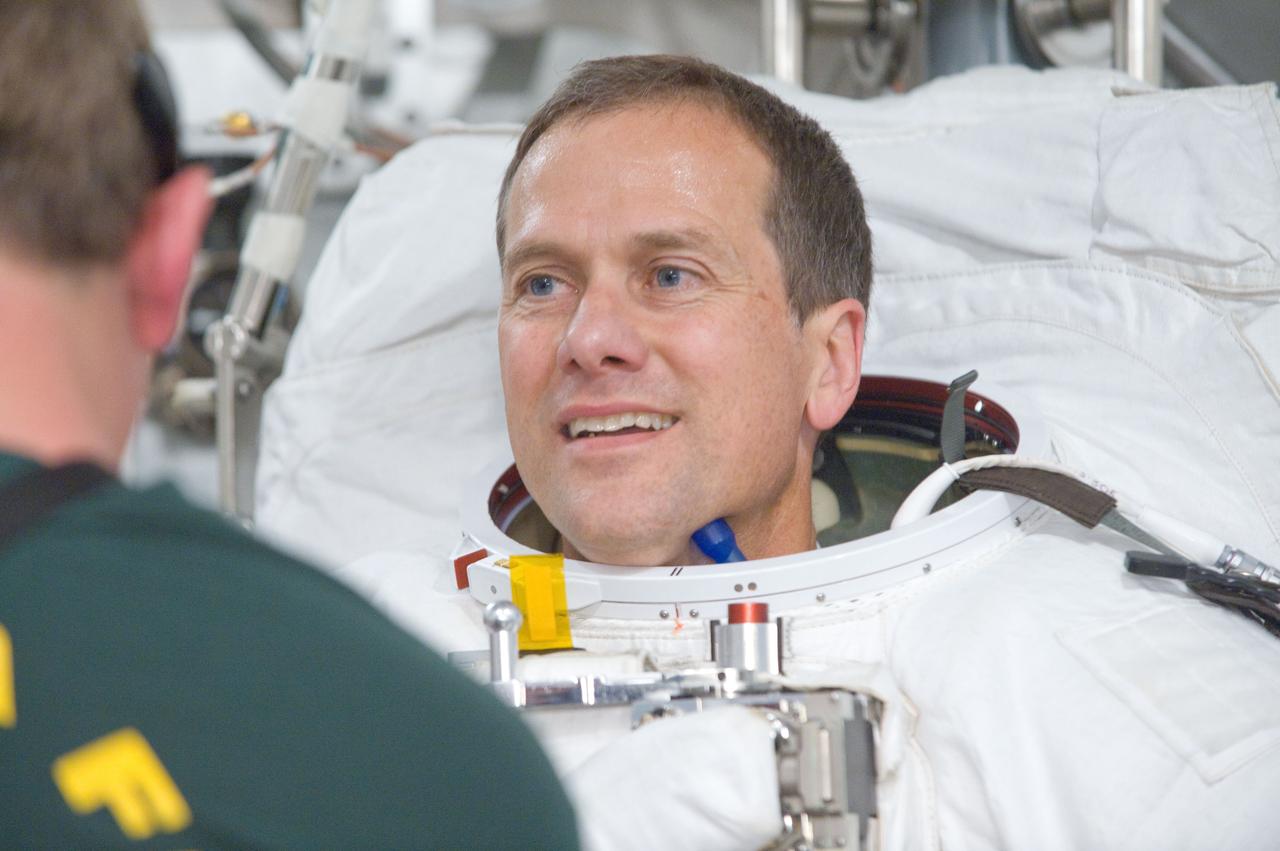 PHOTO DATE: 20 July 2012 LOCATION: Bldg. 7, SSATA Chamber SUBJECT: Expedition 34/35 astronaut Tom Marshburn during SSATA EMU training and certification - Dry Run. Test Directors Gretchen Thomas, Christina Anchondo and Joel Maganza. STB-ST-962 PHOTOGRAPHER: Mark Sowa