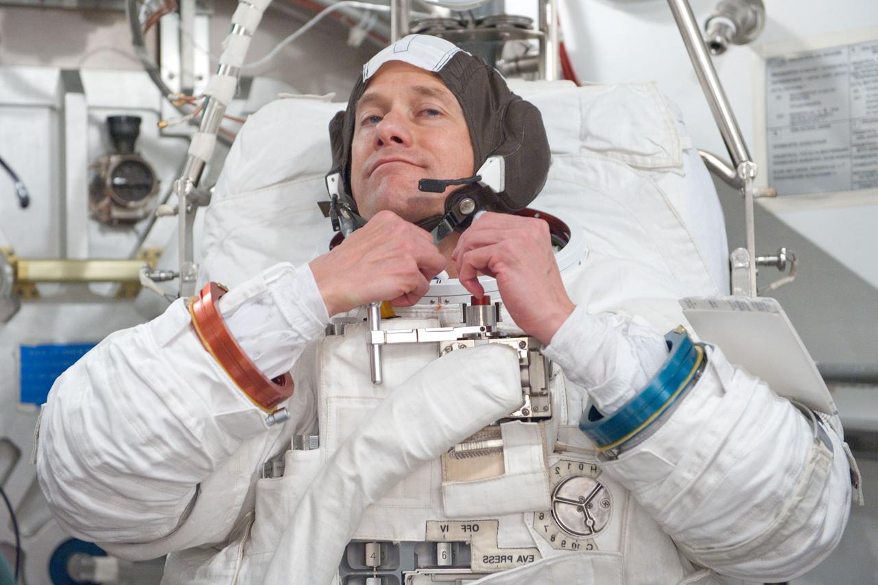 PHOTO DATE: 20 July 2012 LOCATION: Bldg. 7, SSATA Chamber SUBJECT: Expedition 34/35 astronaut Tom Marshburn during SSATA EMU training and certification - Dry Run. Test Directors Gretchen Thomas, Christina Anchondo and Joel Maganza. STB-ST-962 PHOTOGRAPHER: Mark Sowa