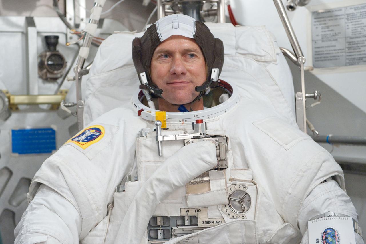 PHOTO DATE: 20 July 2012 LOCATION: Bldg. 7, SSATA Chamber SUBJECT: Expedition 34/35 astronaut Tom Marshburn during SSATA EMU training and certification - Dry Run. Test Directors Gretchen Thomas, Christina Anchondo and Joel Maganza. STB-ST-962 PHOTOGRAPHER: Mark Sowa